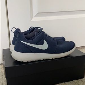 Nike roshe one women’s 9